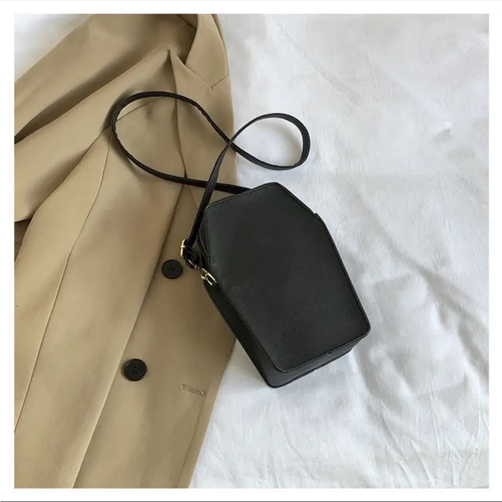 🆕 Tombstone - Coffin “Never Trust The Living” Crossbody Bag - Beetlejuice - Picture 7 of 16